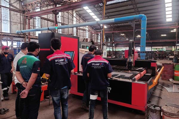 Große Lasers chneid maschine