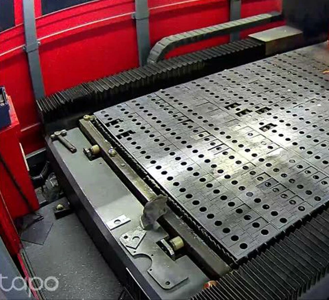 Die Anwendung von präzisen Lasers ch neider in der Platten verarbeitung mit vielen Löchern