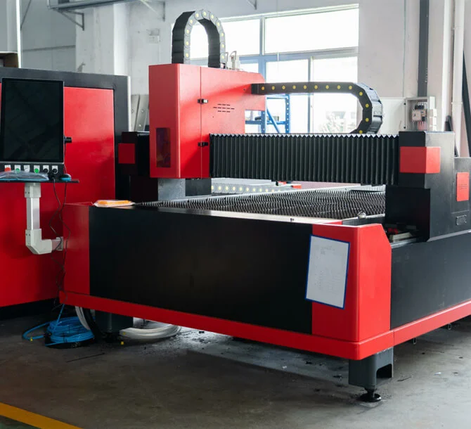 Hochleistungs-Lasers chneid maschinen beim Schneiden der Rippen für das Schiff