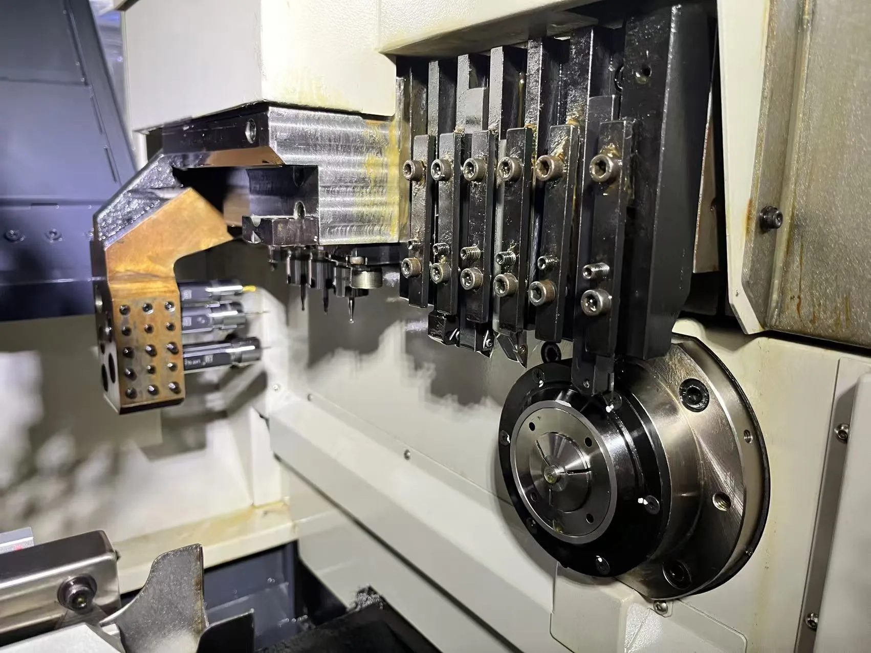 CNC Swiss Type Drehmaschine: Die vollständige Anleitung zur hochpräzisen Kleinteil bearbeitung