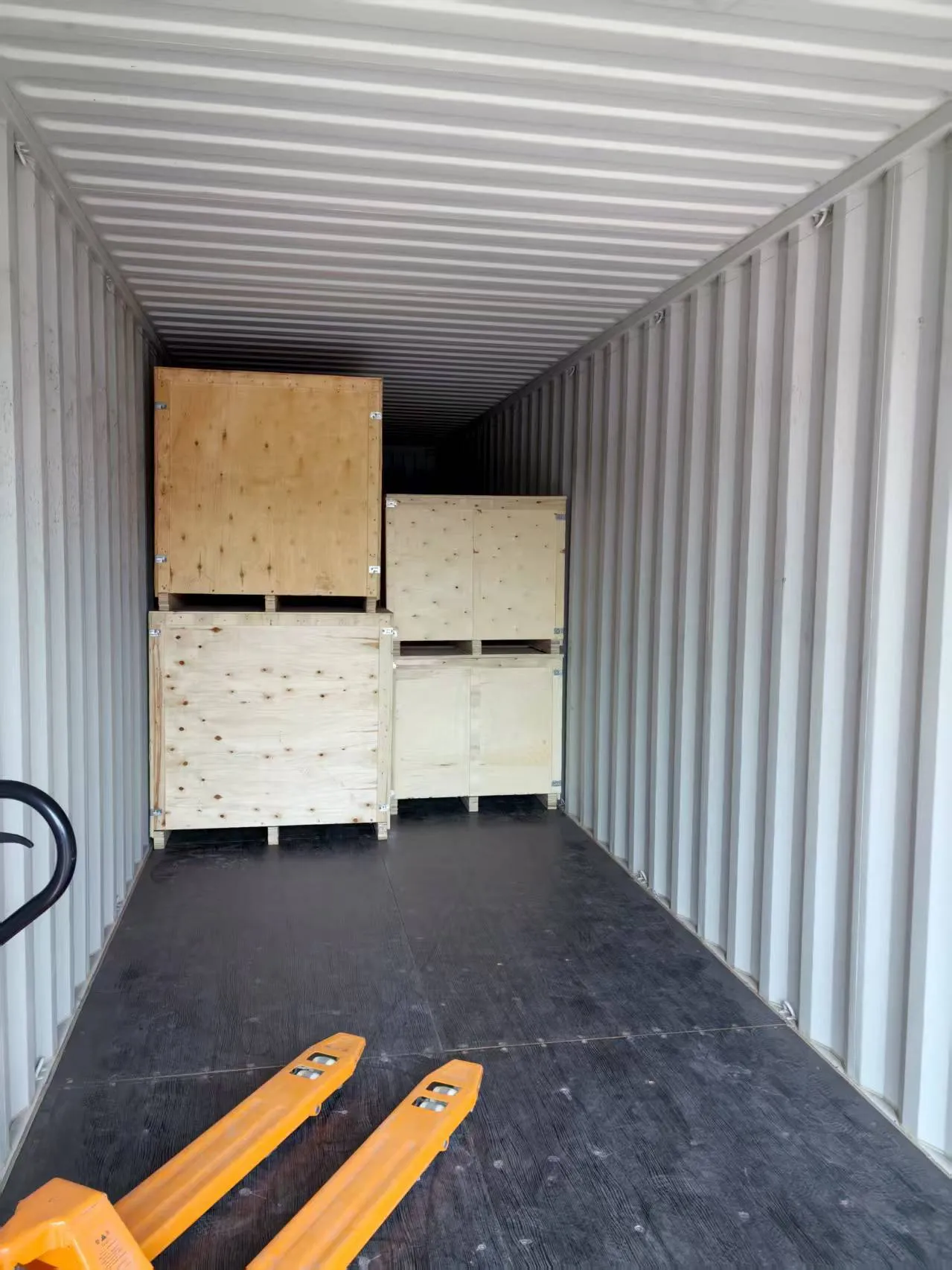 80 Sätze der Lasers chweiß maschine an brasilia nische Händler geliefert